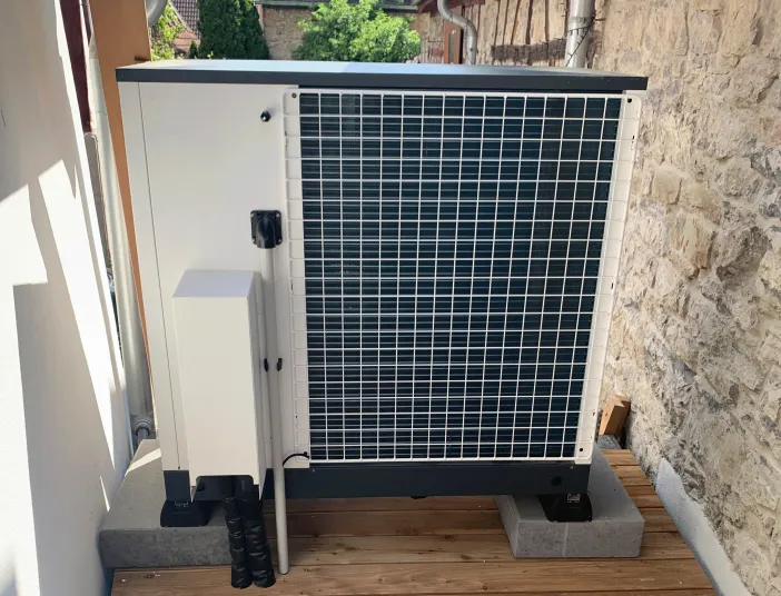 Heizungsanlage SolvisMia auf einem dafür gebauten Holzpodest.