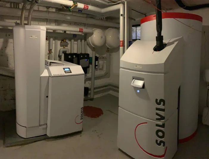 Das Bild zeigt einen modernen Heizungsraum mit einer hocheffizienten Heizungsanlage der Marke Solvis.