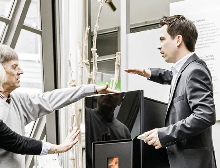 bad & heizung Energie-Experte berät Hausbesitzer zur Modernisierung einer Heizungsanlage.