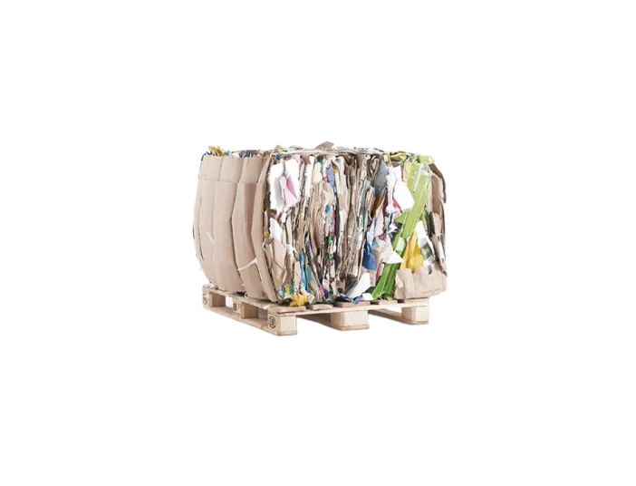 Freigestelltes Bild einer Palette mit Verpackungsmaterial und Abfall.